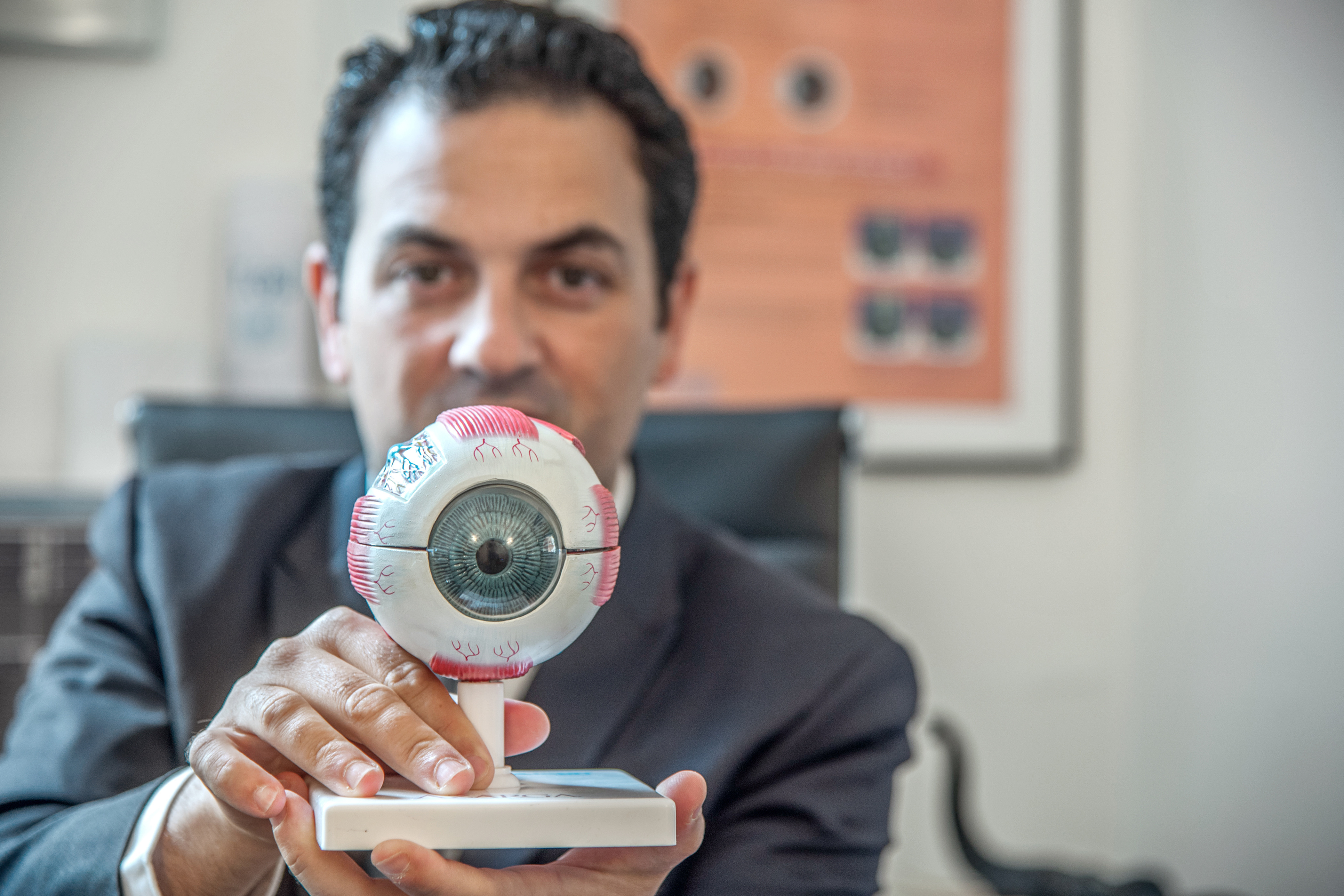 Le Dr Temstet Ophtalmologue Paris 17 présente une maquette d'un oeil